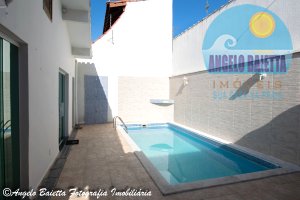 Casa á venda no bairro Florida em Peruíbe