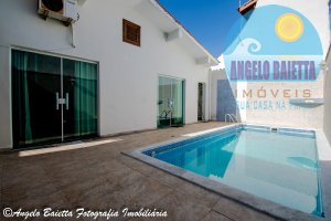 Casa á venda no bairro Florida em Peruíbe