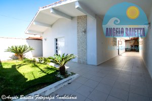 Casa á venda no bairro Florida em Peruíbe
