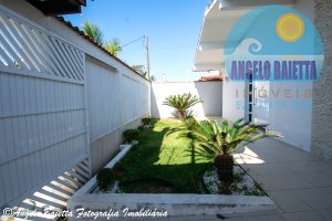 Casa á venda no bairro Florida em Peruíbe