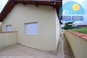 Casa com 2 dormitórios á vnda no bairro São José em Peruíbe.