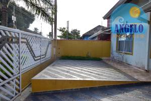 Sobrado com piscina para venda no bairro Icaraiba em Peruibe, á 200 metros da praia