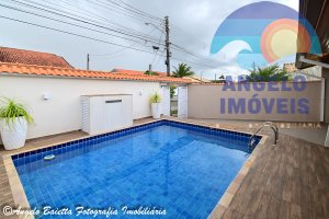 Casa com piscina á venda no bairro Oásis em Peruíbe