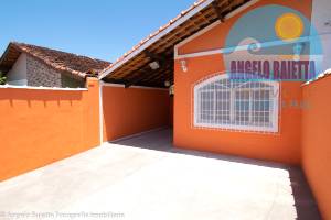 Casa á venda no bairro Cidade Nova Peruíbe em Peruíbe, á 800 metros da praia