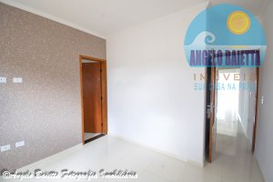 Casa com piscina á venda no bairro Flora Rica em Peruíbe