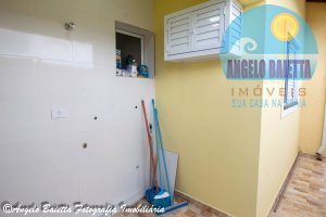 Casa com piscina á venda no bairro Flora Rica em Peruíbe