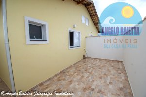 Casa com piscina á venda no bairro Flora Rica em Peruíbe
