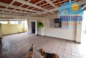 Casa com piscina á venda no bairro Josedy, á 600 metros da praia