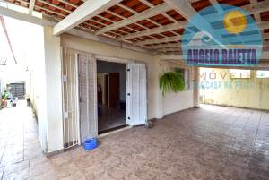 Casa com piscina á venda no bairro Josedy, á 600 metros da praia