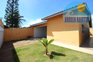Casa para venda no bairro Maria Helena Novaes em Peruíbe, até 200 metros da praia
