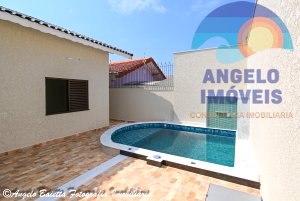 Casa lado praia, piscina, 3 suítes, á venda no bairro Samburá em Peruíbe
