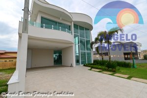 Bellissimo sobrado á venda no condomínio Bougainvillée IV em Peruíbe
