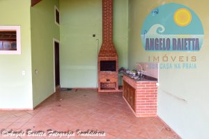 Casa com piscina, 3 dormitórios, 2 lotes, á venda no bairro Florida em Peruíbe