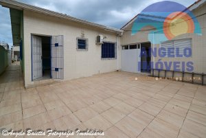 Casa com piscina para venda no bairro Centro em Peruíbe