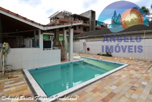 Casa com piscina para venda no bairro Centro em Peruíbe