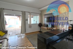 Casa nova com piscina, 2 dormitórios, sendo 1 suítes em Peruíbe