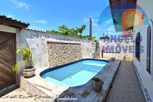 Casa com piscina á venda no bairro Oásis em Peruíbe