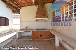 Casa com piscina á venda no bairro Oásis em Peruíbe