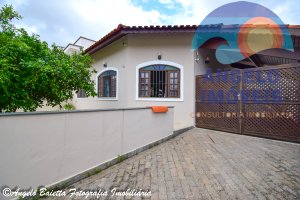 Casa com 4 dormitórios á venda no bairro Oásis em Peruíbe.