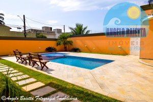 Sobrado com piscina á venda no bairro Stella Maris em Peruíbe