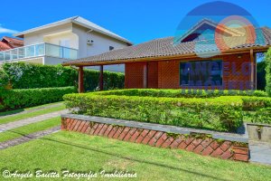 Casa á venda no condomínio Bougainvillée II em Peruíbe