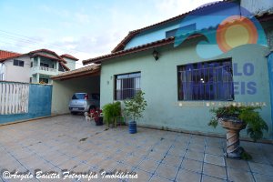 Casa com piscina á venda no bairro Josedy em Peruíbe