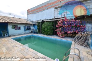 Casa com piscina á venda no bairro Josedy em Peruíbe
