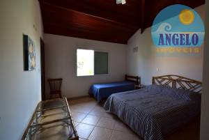 Casa térrea com piscina, 4 suítes em Peruíbe, entre 400 e 800 metros da praia