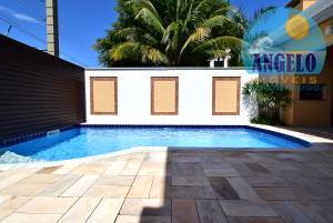 Casa térrea com piscina, 4 suítes em Peruíbe, entre 400 e 800 metros da praia