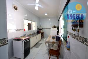 Casa térrea com piscina, 4 suítes em Peruíbe, entre 400 e 800 metros da praia