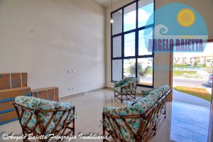 Casa com piscina, 3 suítes, á venda no condomínio Bougainvillée IV em Peruíbe