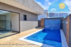 Casa com piscina, 3 suítes, á venda no condomínio Bougainvillée IV em Peruíbe