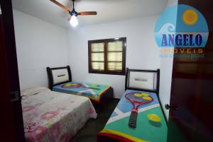 Casa com piscina, 3 dormitórios, sendo 2 suítes em Peruibe