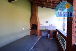 Casa com piscina, 3 dormitórios, sendo 2 suítes em Peruibe