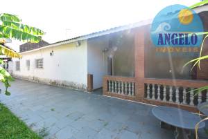 Casa com piscina, 3 dormitórios, sendo 2 suítes em Peruibe