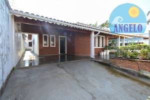 Casa com piscina, 3 dormitórios, sendo 2 suítes em Peruibe
