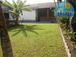 Casa com piscina, 3 dormitórios, sendo 2 suítes em Peruibe