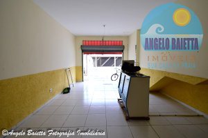 Salão comercial com 2 banheiros e cozinha - Centro - Peruíbe.