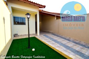 Casa com 2 dormitórios á venda no bairro Jardim Imperador em Peruíbe.