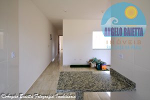 Casa com 2 dormitórios á venda no bairro Jardim Imperador em Peruíbe.