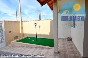 Casa com 2 dormitórios á venda no bairro Jardim Imperador em Peruíbe.