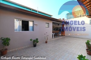 Casa com piscina á venda no bairro Icaraiba em Peruíbe