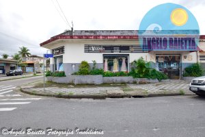 Prédio Comercial e residência no Centro, possuindo 01 loja e 02 residências - Centro - Peruíbe