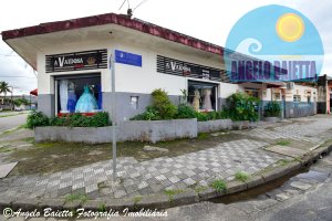 Prédio Comercial e residência no Centro, possuindo 01 loja e 02 residências - Centro - Peruíbe