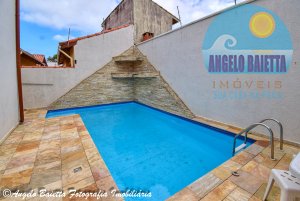 Sobrado com piscina á venda no bairro Ribamar em Peruíbe