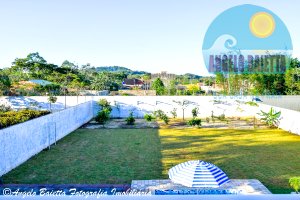 Sobrado com piscina á venda no condomínio Bougainvillée V em Peruíbe