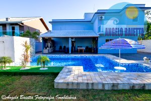 Sobrado com piscina á venda no condomínio Bougainvillée V em Peruíbe