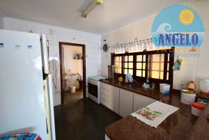 Casa térrea, piscina com 3 suítes, á 200 metros da praia