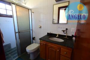 Casa térrea, piscina com 3 suítes, á 200 metros da praia