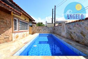 Casa térrea, piscina com 3 suítes, á 200 metros da praia
